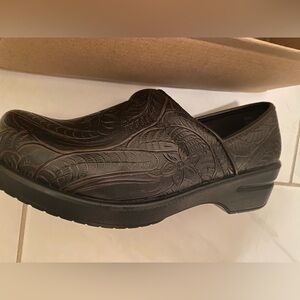 CUSHIONAIRE : Brand New but no tags Women’s Lyndee Clog Shoes, size 7 1/2